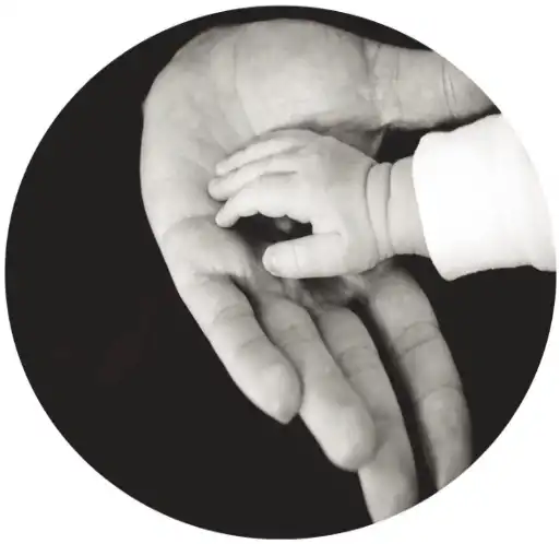 Babyhånd i voksenhånd